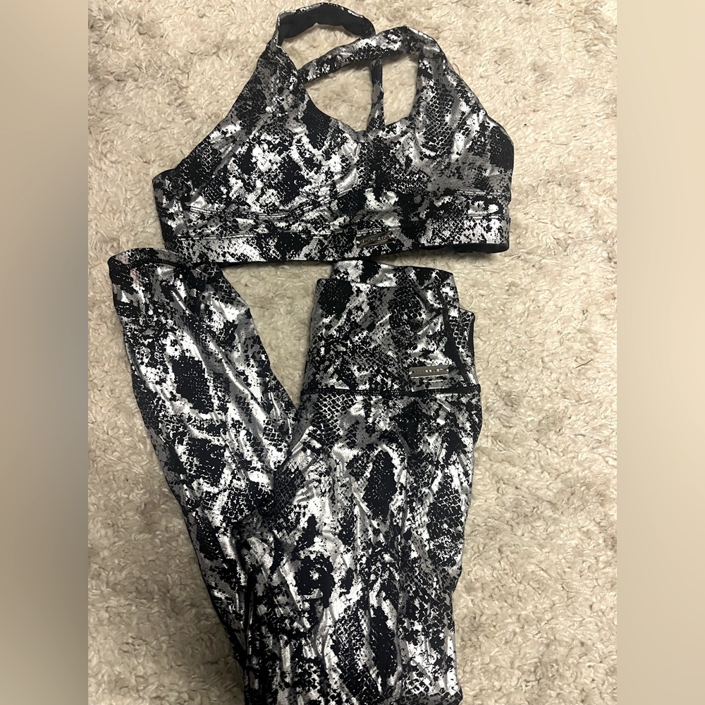 MiniBeast set black and silver xl bottoms bra is a large